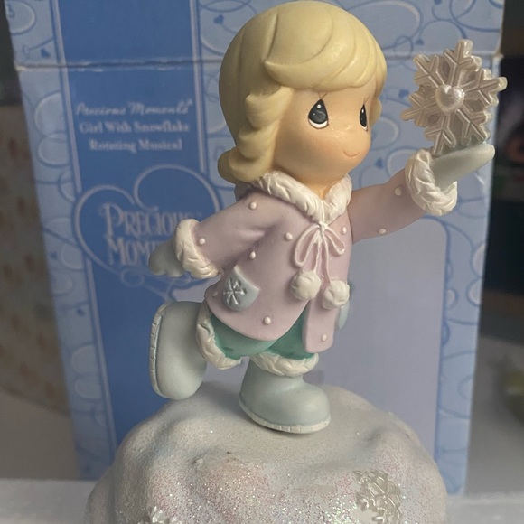 Precious moments girl with snowflake rotating musical - Picture 1 of 3